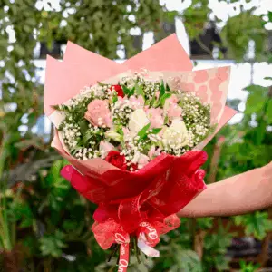 Buquê de 5 rosas e astromélias